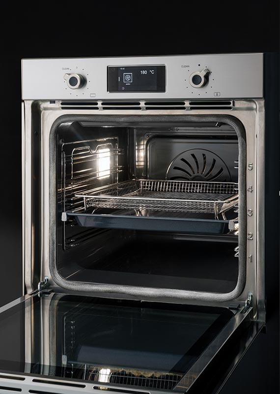 Keep counter tops clear with Bertazzoni’s new integrated air fryer technology, now available in Professional, Modern and Heritage ovens